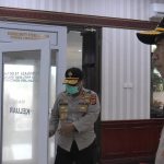 Pengunjung dan Polisi Wajib Melewati Pintu Biosecurity Sterilization