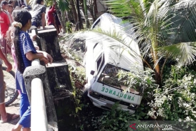 Paramedis Covid-19 Kecelakaan Ambulans di Aceh Barat