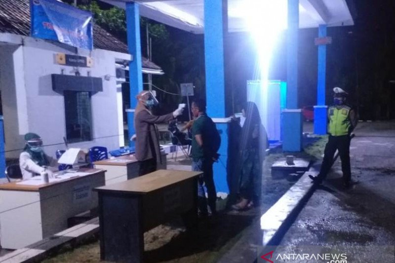Petugas Periksa Ketat Suhu Tubuh Pendatang di Perbatasan Aceh-Sumut