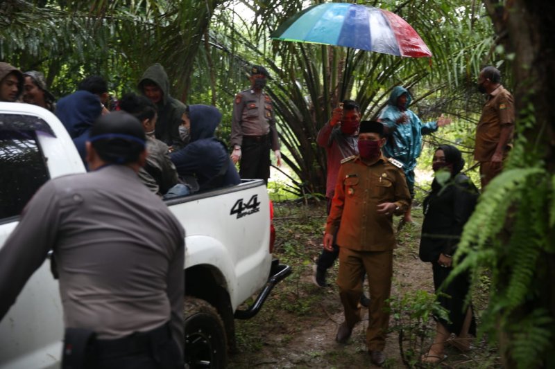 Bupati Aceh Besar Jemput 8 Pemuda Isolasi Mandiri