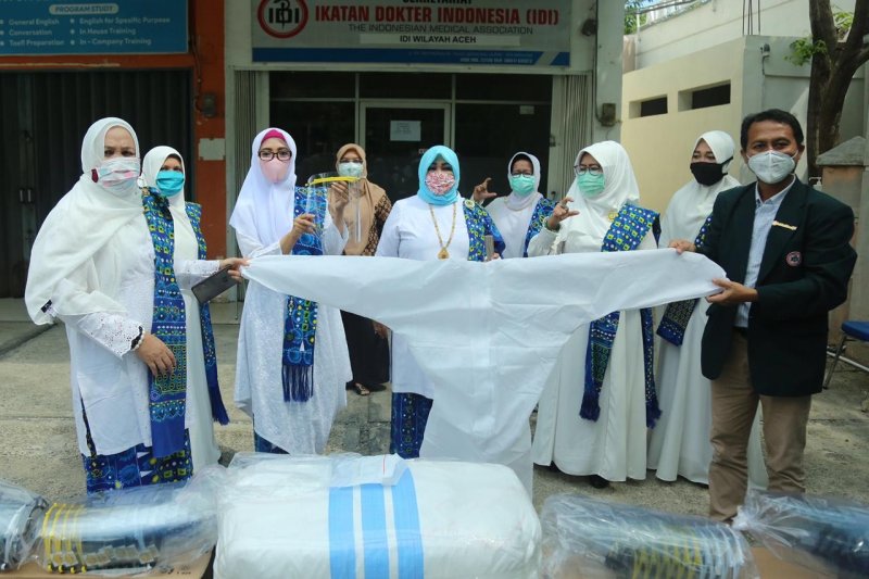 BMKT Aceh Serahkan Bantuan APD untuk IDI Aceh