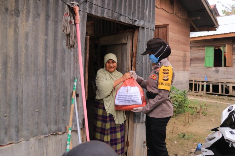 Polisi Antar Langsung Sembako ke Rumah Warga