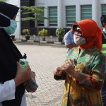 Unsyiah Bagikan Hand Sanitizer untuk Masyarakat