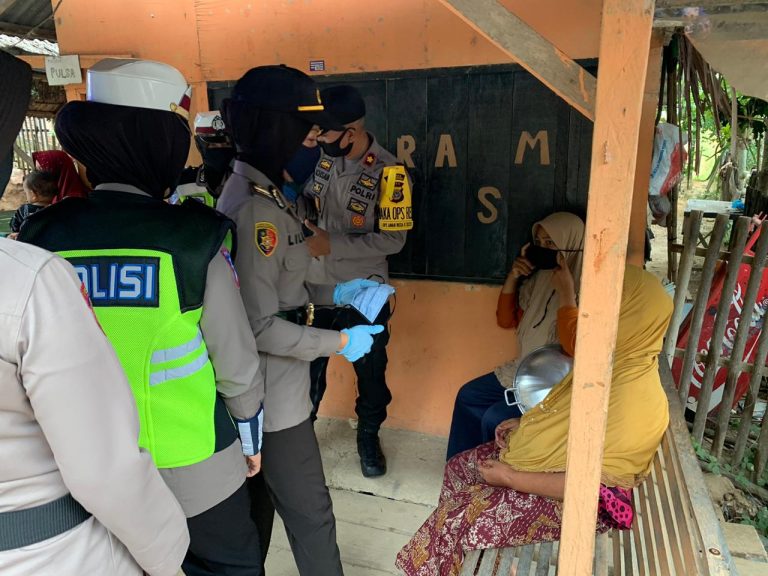 Polwan Polres Lhokseumawe Bagikan Sembako dan Masker