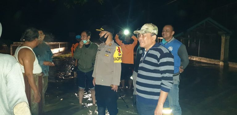 Wakil Bupati Pidie Jaya Langsung ke Lokasi Banjir Hingga Larut Malam