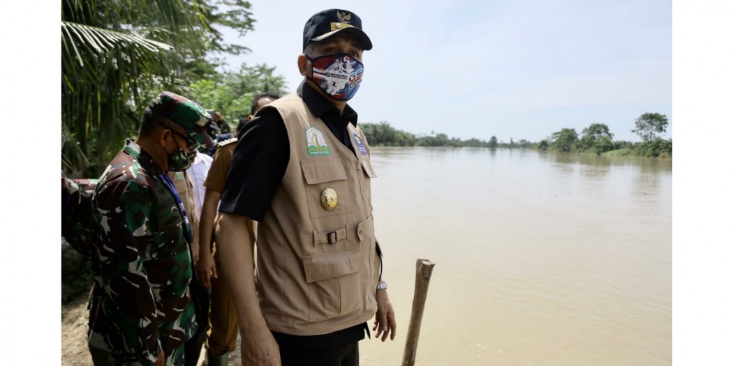 Plt Gubernur Aceh Serahkan Bantuan Pada Masyarakat Penyintas Banjir