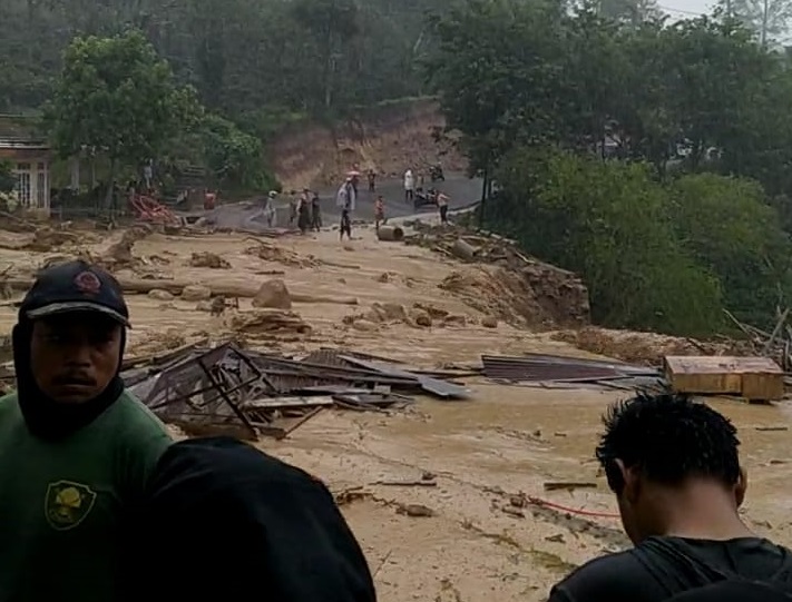 BPBD Aceh Tengah Turunkan Alat Berat Tangani Banjir Bandang