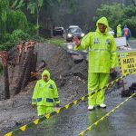 Warga Diminta Waspada Saat Melintas di Gunung Paro