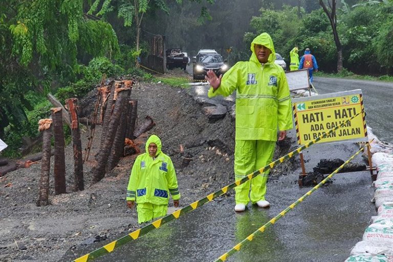 Warga Diminta Waspada Saat Melintas di Gunung Paro