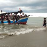 Warga Aceh Utara Tarik Kapal Pengungsi Rohingya ke Darat