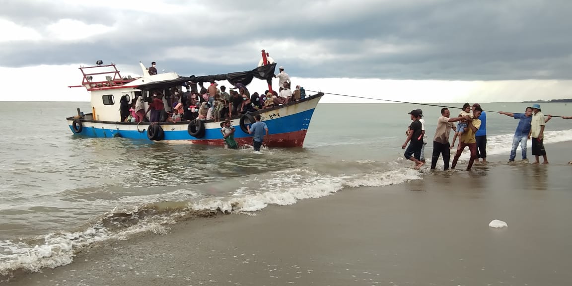 Warga Aceh Utara Tarik Kapal Pengungsi Rohingya ke Darat