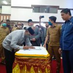 Pemerintah Aceh, DPRA dan DPRK kabupaten/kota di Aceh menandatangani tentang kesepakatan Pilkada serentak 2022 di Gedung DPRA, Banda Aceh, Senin, 29 Juni 2020. (Fadhil/popularitas.com)