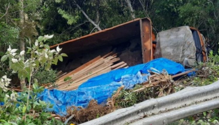  Truk  Pengangkut  Kayu  Terperosok ke Jurang Gunung Geurutee