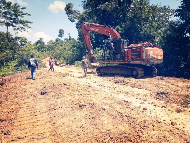 Permudah Akses Warga, TNI Bangun Jalan di Desa Lango