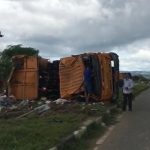 Truk Sampah Banda Aceh Terjungkal di Aceh Besar