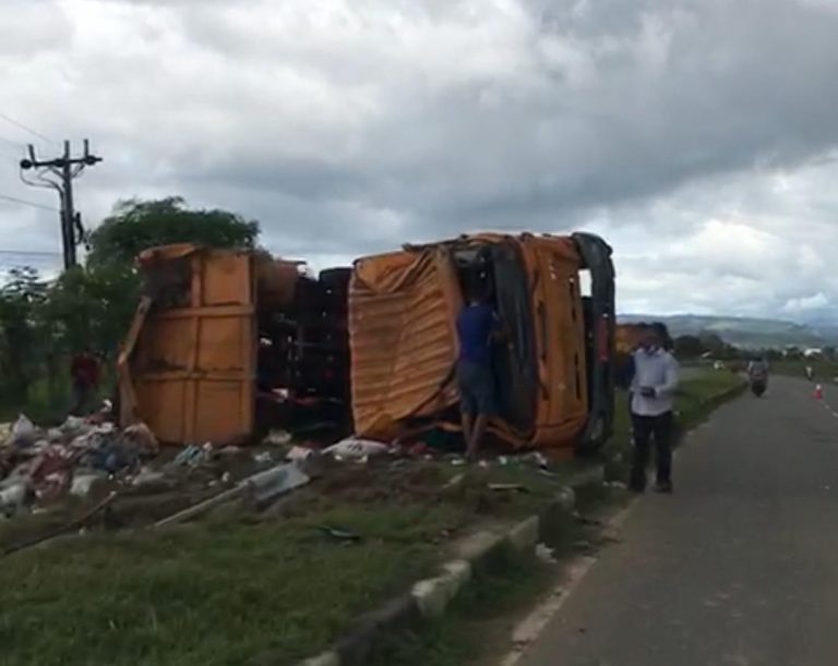 Truk Sampah Banda Aceh Terjungkal di Aceh Besar