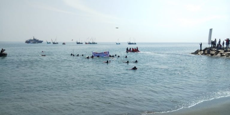 HUT RI ke-75, Bendera Merah Putih Berkibar di Tengah Laut Aceh Utara