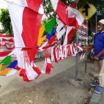 Keluh Kesah Pedagang Bendera di Tengah Pandemi