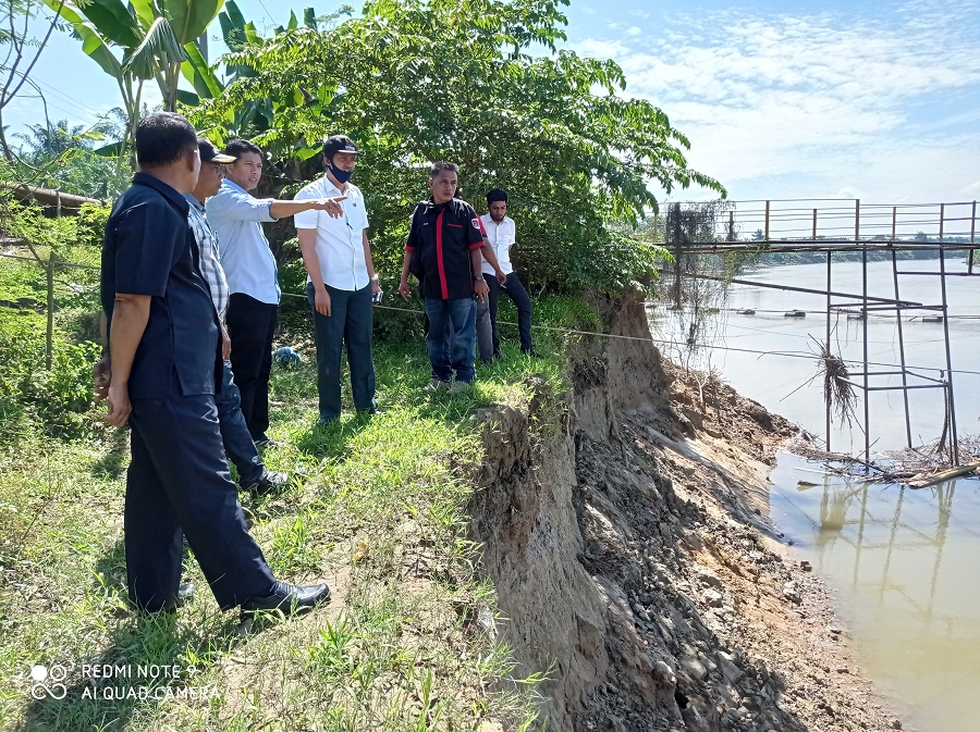 Tebing Sungai di Gampong Alur Bemban Terancam Ambruk