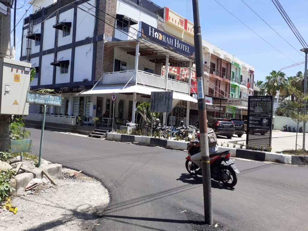 Tiang Telkom di Tengah Jalan Ganggu Lalulintas