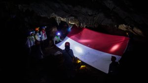 HUT RI, Mapala di Pidie Kibarkan Bendara Raksasa di Gua Limeng