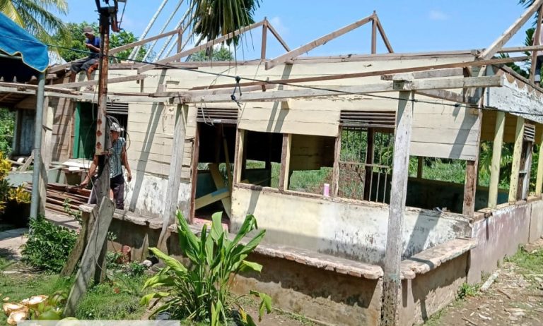 Rumah Khatijah Nyaris Ambruk ke Sungai Dibongkar