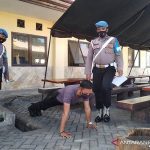Anggota Tak Pakai Masker Dihukum Bersihkan Halaman Mapolda Aceh