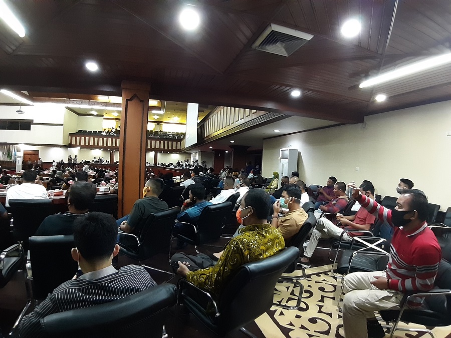 Rapat Paripurna Hak Interpelasi DPR Aceh Diskor