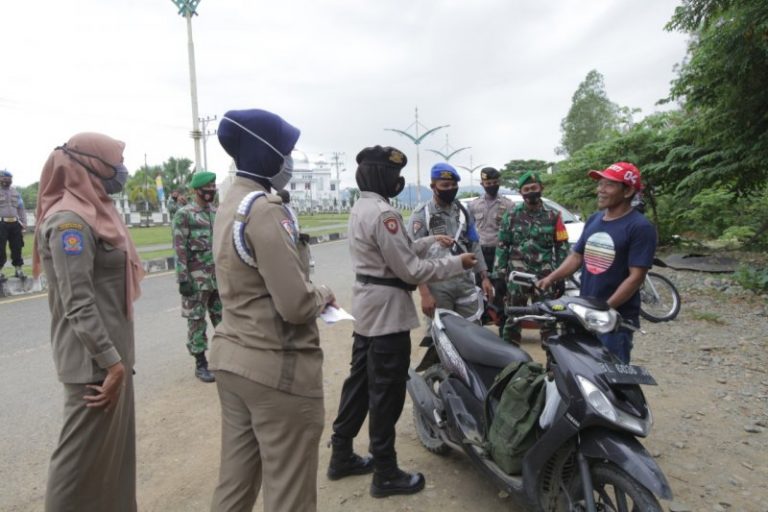 Tim Gabungan Razia Masker di Jantho, Aceh Besar