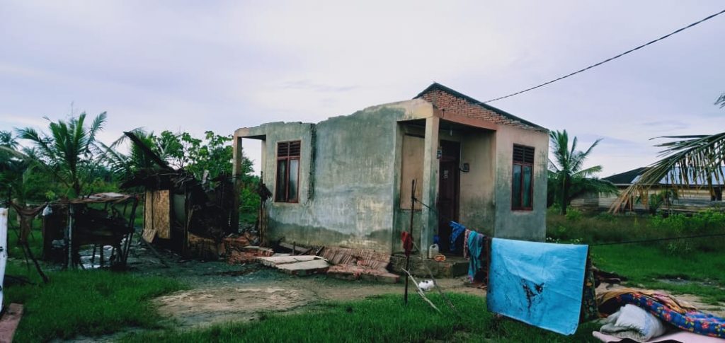 Angin Puting Beliung Terbangkan Atap Rumah Warga di Aceh Tamiang