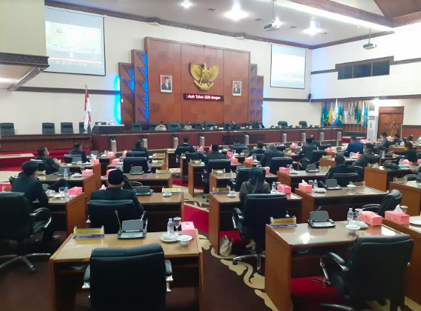 Kesal Plt Gubernur Absen, DPRA Tutup Sidang Paripurna Raqan LPJ APBA 2019