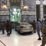 Sebuah Mobil Terobos Masuk Halaman Masjidil Haram di Makkah