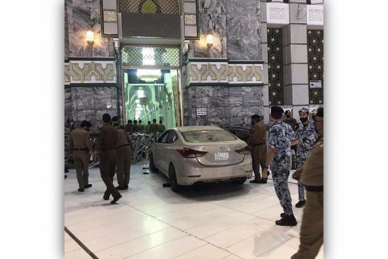 Sebuah Mobil Terobos Masuk Halaman Masjidil Haram di Makkah