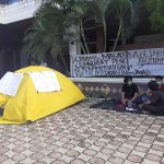 Tiga Pemuda yang Mogok Makan di DPR Aceh MenyerahTiga Pemuda yang Mogok Makan di DPR Aceh Menyerah