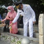 Gubernur Aceh Tabur Bunga di Makam HT Djohan