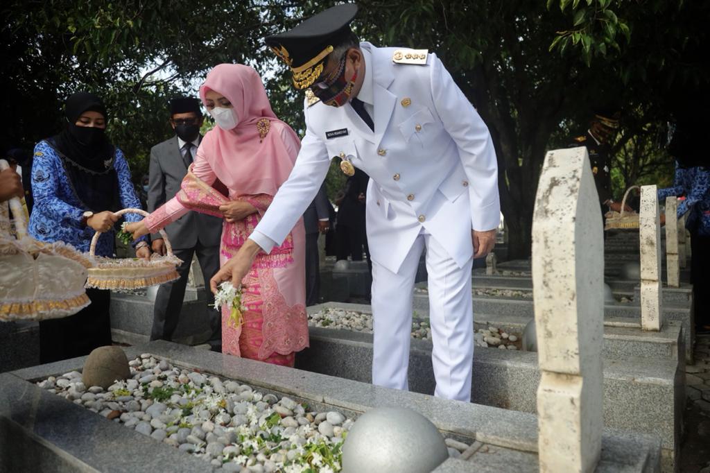 Gubernur Aceh Tabur Bunga di Makam HT Djohan