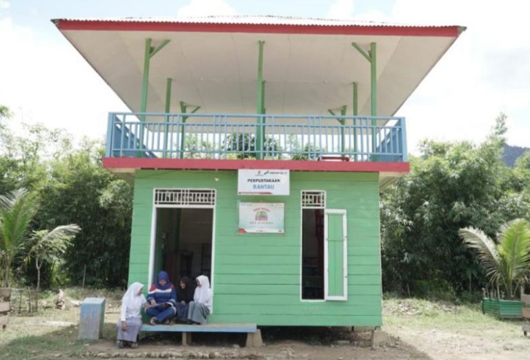 Arsy,staf CSR Pertamina EP Rantau Field berdiskusi bersama siswa Sekolah Merdeka Swasta Tampur Paloh, Kec Simpang Jernih, Aceh Timur./ Foto Ist