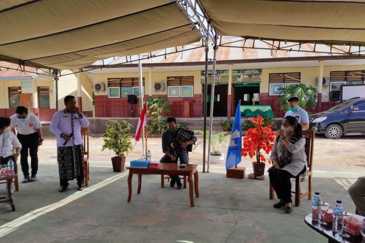 Kemendikbud Nadim Makarim Saat berkunjung ke SMKN 1 Rote Barat Nusa Tenggara Timur ( ANTARA/Indriani)