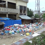 Sampah Berserakan di Pasar Cunda, Ini Kata DLHK Lhokseumawe POPULARITAS.COM – Kepala Bidang Dinas Lingkungan Hidup dan Kebersihan (DLHK) Kota Lhokseumawe Marsidan, menaggapi keresahan masyarakat dan pedagang akibat tumpukan sampah yang berserakan di badan jalan di kawasan pasar Cunda, Kecamatan Muara Dua, Kota Lhokseumawe. Pihaknya mengatakan, tempat sampah atau bin kontainer sampah itu terpaksa dipindahkan karena pihak dari Disperindagkop tidak mengizinkan lagi diletakkan di lokasi itu. “Menanggapi hal itu maka tempat sampah itu terpaksa kita pindahkan, terkait pemindahan itu kita sudah berkoordinasi juga dengan kepala desa setempat agar masyarakat tidak lagi membuang sampah di titik itu,” ujar Marsidan saat dikonfirmasi Popularitas.com Senin (2/11/2020). Merespon hal itu pihaknya berjanji petugas secepatnya akan mengangkut sampah – sampah di lokasi tersebut. Ia berharap agar masyarakat tak membuang sampah di lokasi itu lagi karena kontainer tak dapat diletakkan di lokasi yang sama. “Kondisi seperti sekarang ini terjadi lantaran tidak ada lagi tempat sampah,” katanya. Menurutnya, tumpukan sampah itu menggunung di sana tidak semata berasal dari desa itu, sebaliknya warga dari kampung lain juga sengaja melintas membuang sampah ke lokasi itu. “Kami harapkan kepada masyarakat agar tak membuang sampah di lokasi itu, kita himbau kepada masyarakat agar tak membuang sampah di sana karena sudah tak ada lagi tempat sampah, buanglah sampah di lokasi yang disediakan tempat sampah,” pungkasnya.[] Reporter: Rizkita Editor: Acal