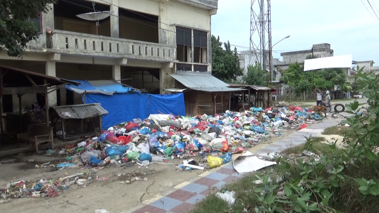 Sampah Berserakan di Pasar Cunda, Ini Kata DLHK Lhokseumawe POPULARITAS.COM – Kepala Bidang Dinas Lingkungan Hidup dan Kebersihan (DLHK) Kota Lhokseumawe Marsidan, menaggapi keresahan masyarakat dan pedagang akibat tumpukan sampah yang berserakan di badan jalan di kawasan pasar Cunda, Kecamatan Muara Dua, Kota Lhokseumawe. Pihaknya mengatakan, tempat sampah atau bin kontainer sampah itu terpaksa dipindahkan karena pihak dari Disperindagkop tidak mengizinkan lagi diletakkan di lokasi itu. “Menanggapi hal itu maka tempat sampah itu terpaksa kita pindahkan, terkait pemindahan itu kita sudah berkoordinasi juga dengan kepala desa setempat agar masyarakat tidak lagi membuang sampah di titik itu,” ujar Marsidan saat dikonfirmasi Popularitas.com Senin (2/11/2020). Merespon hal itu pihaknya berjanji petugas secepatnya akan mengangkut sampah – sampah di lokasi tersebut. Ia berharap agar masyarakat tak membuang sampah di lokasi itu lagi karena kontainer tak dapat diletakkan di lokasi yang sama. “Kondisi seperti sekarang ini terjadi lantaran tidak ada lagi tempat sampah,” katanya. Menurutnya, tumpukan sampah itu menggunung di sana tidak semata berasal dari desa itu, sebaliknya warga dari kampung lain juga sengaja melintas membuang sampah ke lokasi itu. “Kami harapkan kepada masyarakat agar tak membuang sampah di lokasi itu, kita himbau kepada masyarakat agar tak membuang sampah di sana karena sudah tak ada lagi tempat sampah, buanglah sampah di lokasi yang disediakan tempat sampah,” pungkasnya.[] Reporter: Rizkita Editor: Acal