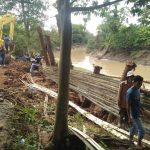 Warga Bergotong-royong Perbaiki Tanggul Setelah Diterjang Banjir