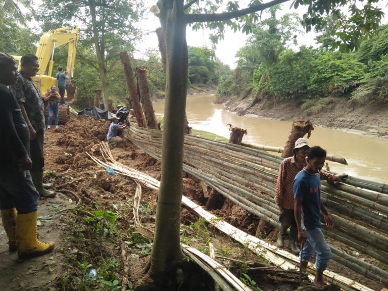 Warga Bergotong-royong Perbaiki Tanggul Setelah Diterjang Banjir