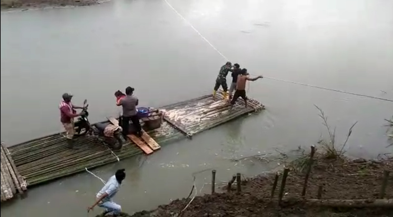 Dua Gampong di Aceh Utara Harus Gunakan Rakit untuk Menyeberang Sungai