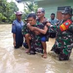 Kisah Babinsa Terobos Banjir Selamatkan Lansia di Aceh Timur