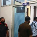 Tim Penyidik Kejari Aceh Besar melakukan ppengeledahan di Dinas Peternakan Aceh dan menyita sejumlah dokumen terkait dukaan korupsi pengadaan pagar keliling UPTD-IBI senilai Rp 600 juta lebih anggaran 2017. / Foto Ist