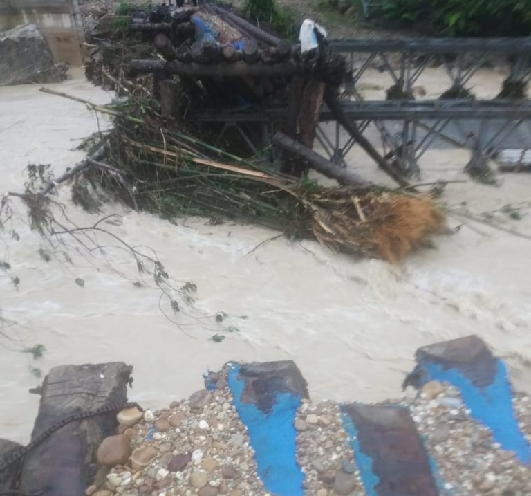 Jembatan Desa Trans Cikala Aceh Singkil Putus Diterjang Arus Sungai