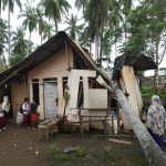 Rumah Warga Rusak Tertimpa Batang kelapa Saat Angin Kencang