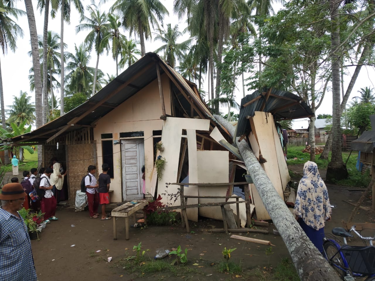 Rumah Warga Rusak Tertimpa Batang kelapa Saat Angin Kencang