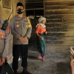 Kapolres Lhokseumawe Serahkan Bantuan untuk Anak Lumpuh di Muara Dua