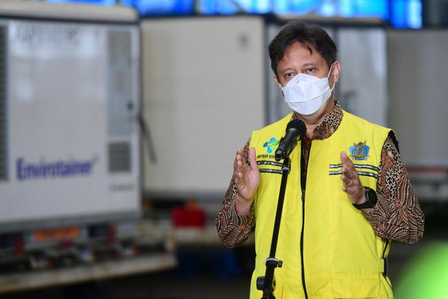 Kementrian Kesehatan Budi Gunadi Sadikin ( BGS) saat kedatangan Vaksin COVID-19 di Bandara Soekarno Hatta Tanggerang